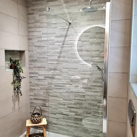 Center Luxury Spacious A&m 아파트 Rhodes City